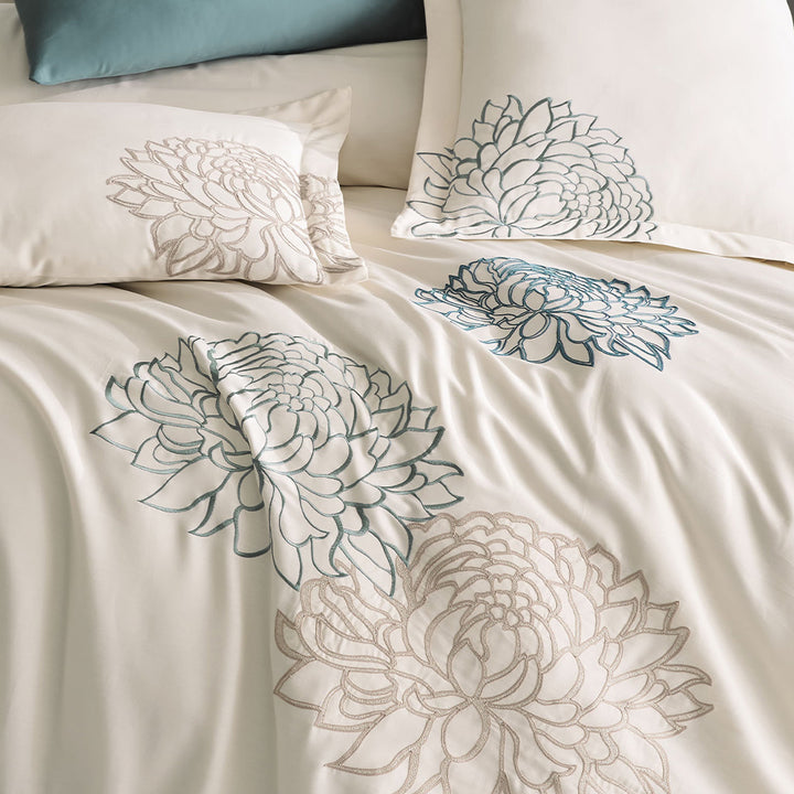 Detailed View of Soft and Breathable Cotton Bed Linen Set in Champagne Color – Elegant Shine and Smooth Texture