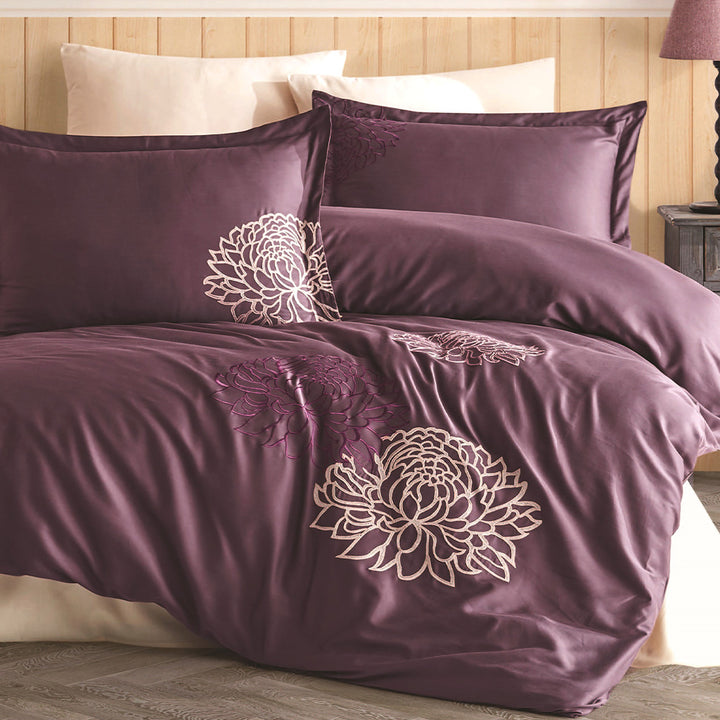 Premium Quality Bedding Set in  Plum Color – Includes Duvet Cover and Pillowcases for a Cozy Bedroom Look